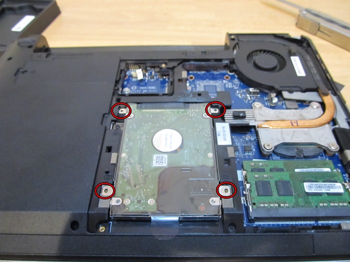 PC裏蓋(右側)開けるとHDDがある。