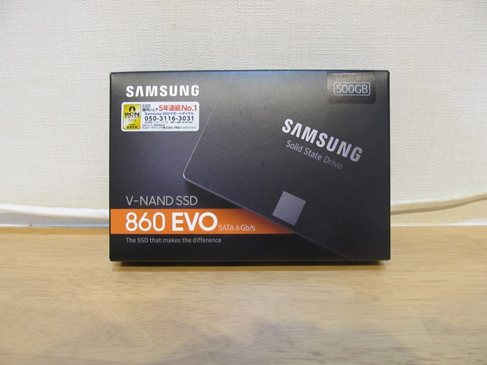 SAMSUNG 860 EVO 500GBの写真。箱に入っている。